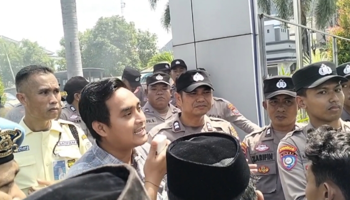 UNJUK RASA. Mahasiswa PMII UNIJA saat berdialog dengan manajemen BRI Cabang Sumenep di tengah aksi demontrasi. (M.Hendra.E/MaduraPost)