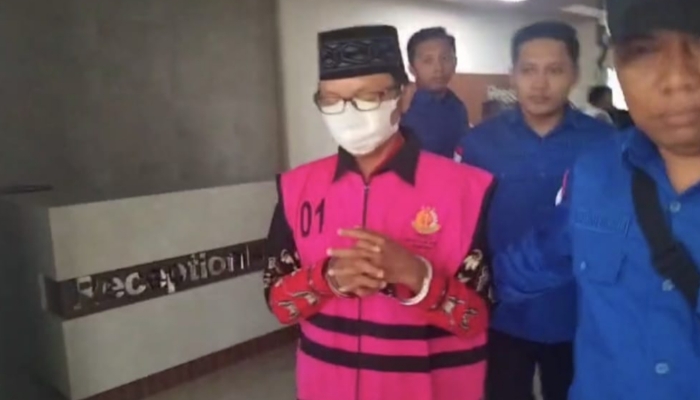 DITAHAN. Kepala Desa Pragaan Daya mengenakan rompi tahanan usai ditetapkan sebagai tersangka dugaan korupsi Alokasi Dana Desa oleh Kejari Sumenep. (Istimewa for MaduraPost)