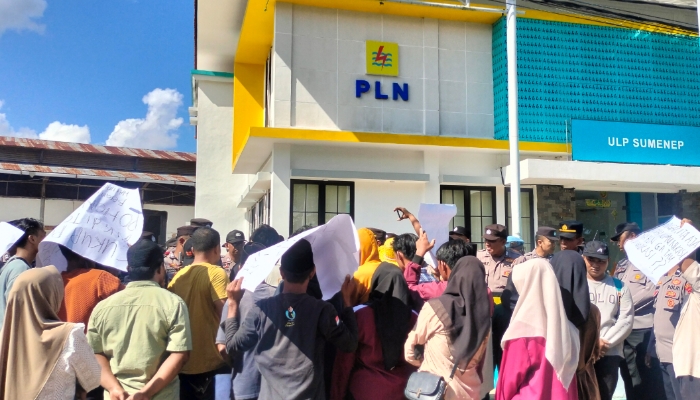 PROTES. Warga Desa Batang Batang Daya menyampaikan protes di kantor PLN Sumenep terkait dugaan pemasangan kabel listrik tanpa izin di atas lahan milik warga, Jumat (24/4/2026). (M.Hendra.E/MaduraPost)
