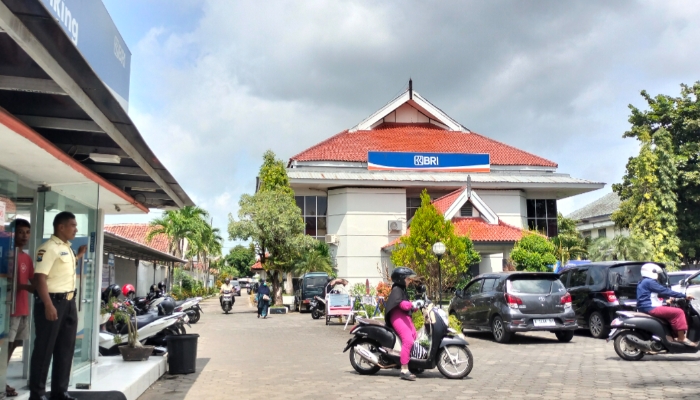 LOKASI. Kantor Cabang BRI Sumenep, lokasi terungkapnya dugaan manipulasi pinjaman yang menyeret seorang pensiunan ASN hingga berujung proses hukum. (M.Hendra.E/MaduraPost)