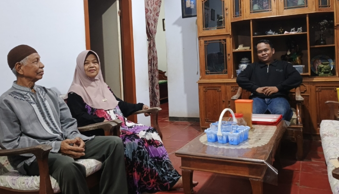 BERSUA. Korban AH (kiri) bersama keluarga saat ditemui di kediamannya, menceritakan dugaan manipulasi kredit yang menjerat dana pensiun mereka. (Istimewa for MaduraPost)