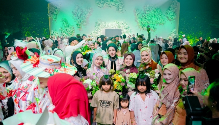 ACARA. Suasana hangat para muse dan tamu undangan berpose bersama usai peragaan busana dalam gelaran “The Muses: Modesty in The Spotlight”, dengan nuansa hijau elegan yang mendominasi panggung. (Istimewa for MaduraPost)
