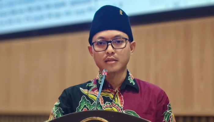 SAMBUTAN. Ketua Fraksi PDI Perjuangan DPRD Sumenep Hosnan Abrori dalam sidang paripurna belum lama ini. (Istimewa for MaduraPost)