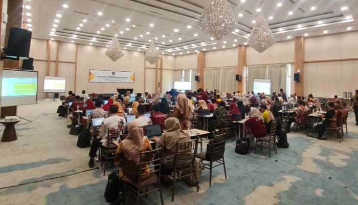 ACARA. Suasana ballroom Myze Hotel Sumenep saat digunakan untuk kegiatan pertemuan dengan dukungan fasilitas audio-visual modern dan tata ruang elegan. (Istimewa for MaduraPost)