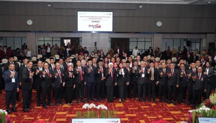 SEREMONI. Jajaran direksi dan pemegang saham Bank Jatim berfoto bersama usai RUPS Tahunan Tahun Buku 2025 di Surabaya. (Istimewa for MaduraPost)
