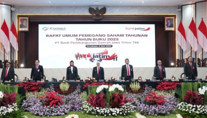 ACARA. Jajaran direksi dan komisaris Bank Jatim saat pelaksanaan RUPST Tahun Buku 2025 di Surabaya, bersama Gubernur Khofifah Indar Parawansa. (Istimewa for MaduraPost)