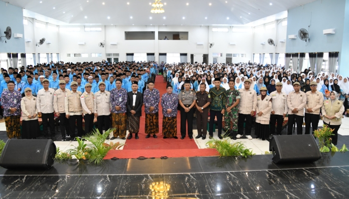 SIMBOLIS. Wakil Bupati Sumenep KH Imam Hasyim saat menghadiri manasik dan pelepasan simbolis calon jemaah haji di Gedung KORPRI Sumenep. (Istimewa for MaduraPost)