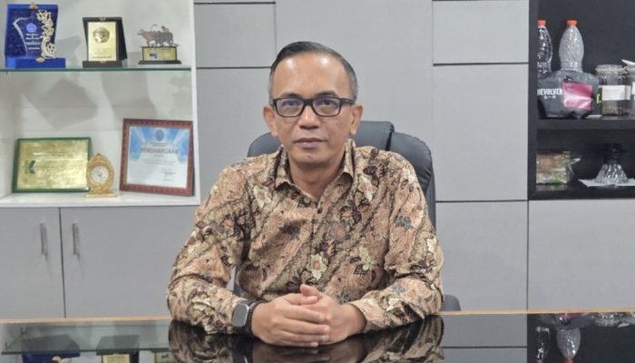 PROFIL. Pimpinan BRI Kantor Cabang Sumenep, Ali Topan, saat berada di ruang kerjanya. (Istimewa for MaduraPost)