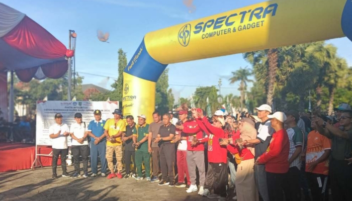 KEGIATAN. Wabup Imam Hasyim, bersama jajaran Forkopimda melepas peserta jalan sehat dalam rangka peringatan Hardiknas 2026 di halaman Kantor Pemkab Sumenep. (Istimewa for MaduraPost)