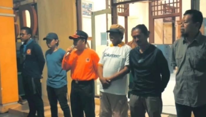 DITERJUNKAN. Para relawan dan pejabat BPBD Bangkalan berkumpul sebelum diberangkatkan untuk membantu penanganan korban erupsi Semeru di Lumajang. (Istimewa for MaduraPost)