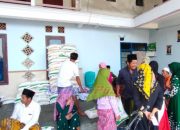 Bantu Masyarakat, Pemdes Tobai Timur Sampang Salurkan 383 Beras Bulog dari Pemerintah