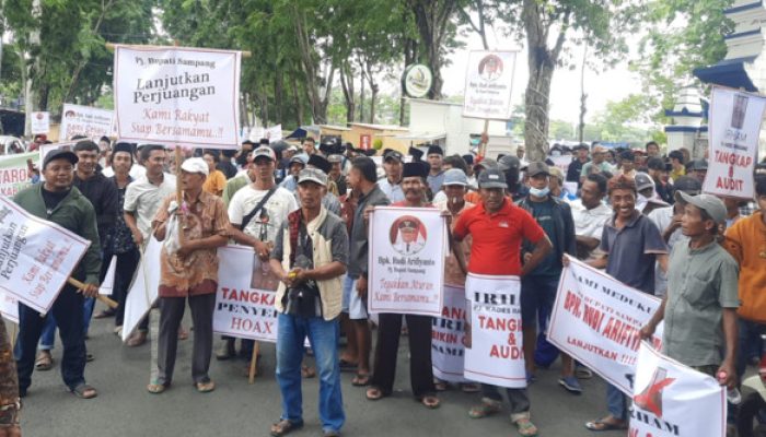 Beri Dukungan Moril Terhadap Pj Bupati Sampang, Ribuan Warga Demo Tuntut Pj Kades Ragung Ditangkap