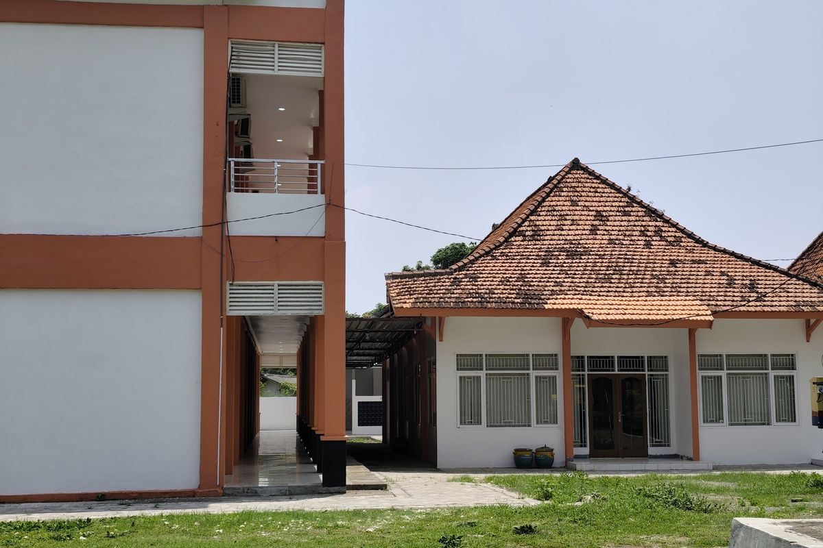 LOKASI. Gedung sementara Sekolah Rakyat di Kecamatan Batuan yang saat ini digunakan sebagai lokasi kegiatan belajar mengajar sambil menunggu pembangunan fasilitas permanen di Desa Patean. (Istimewa for MaduraPost)