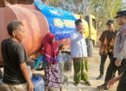 Terdampak Kekeringan, Polsek Sokobanah Sampang Salurkan Air Bersih Kepada Warga Desa Tobai Barat
