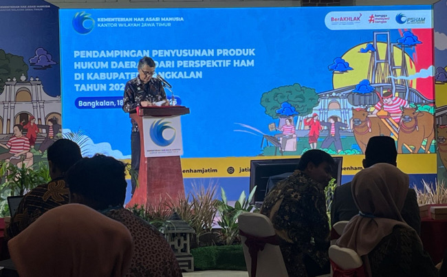 Pendampingan penyusunan produk hukum daerah dari persepektif ham di bangkalan oleh kanwil Kemenham Jawa Timur (foto: Suryadi Arfa/MaduraPost).