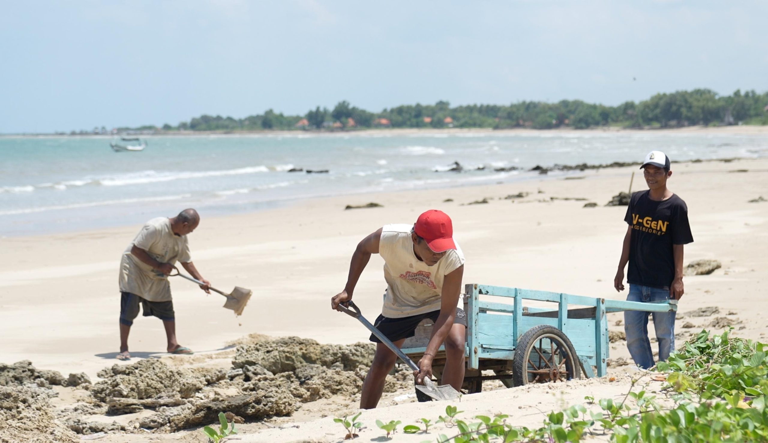 Saat warga memasang terumbu karang di pantai tlangoh Tanjung Bumi Bangkalan