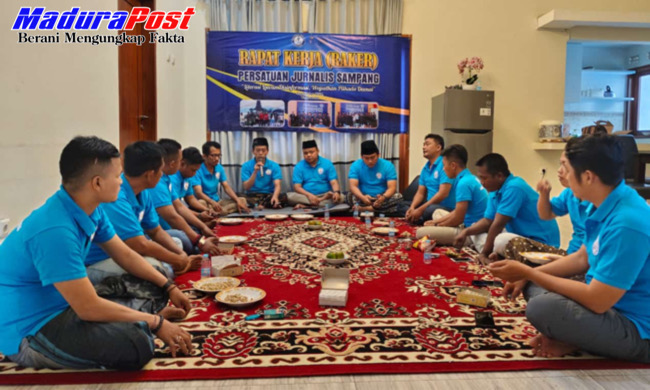Sekretaris Persatuan Jurnalis Sampang saat memimpin rapat kerja ke-3 di Yogyakarta (foto : dokumentasi madurapost).