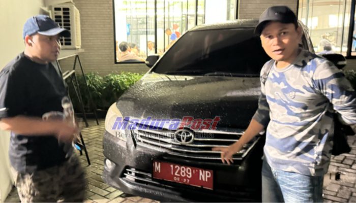 Hari Libur, Mobil Dinas Pemkab Sampang Nangkring di Excelso Surabaya