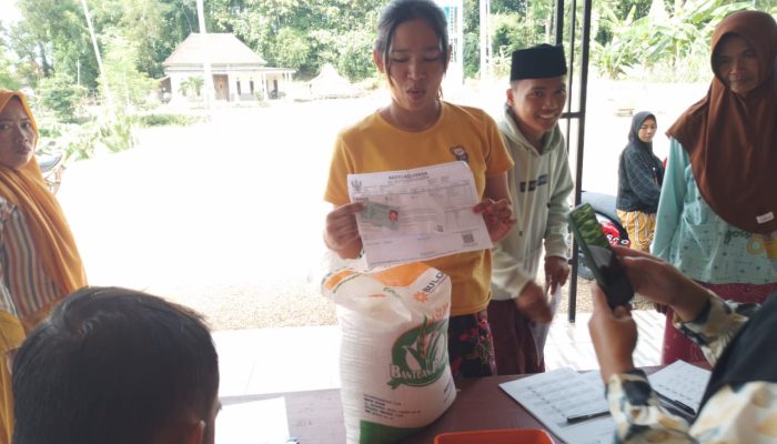 Pemdes Tobai Barat Sampang Salurkan Bantuan Beras Bulog Tahap III Kepada 331 KPM