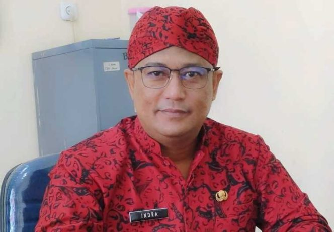 PROFIL. Kepala Diskominfo Sumenep, Indra Wahyudi, saat berada di ruang kerjanya. (Istimewa for MaduraPost)