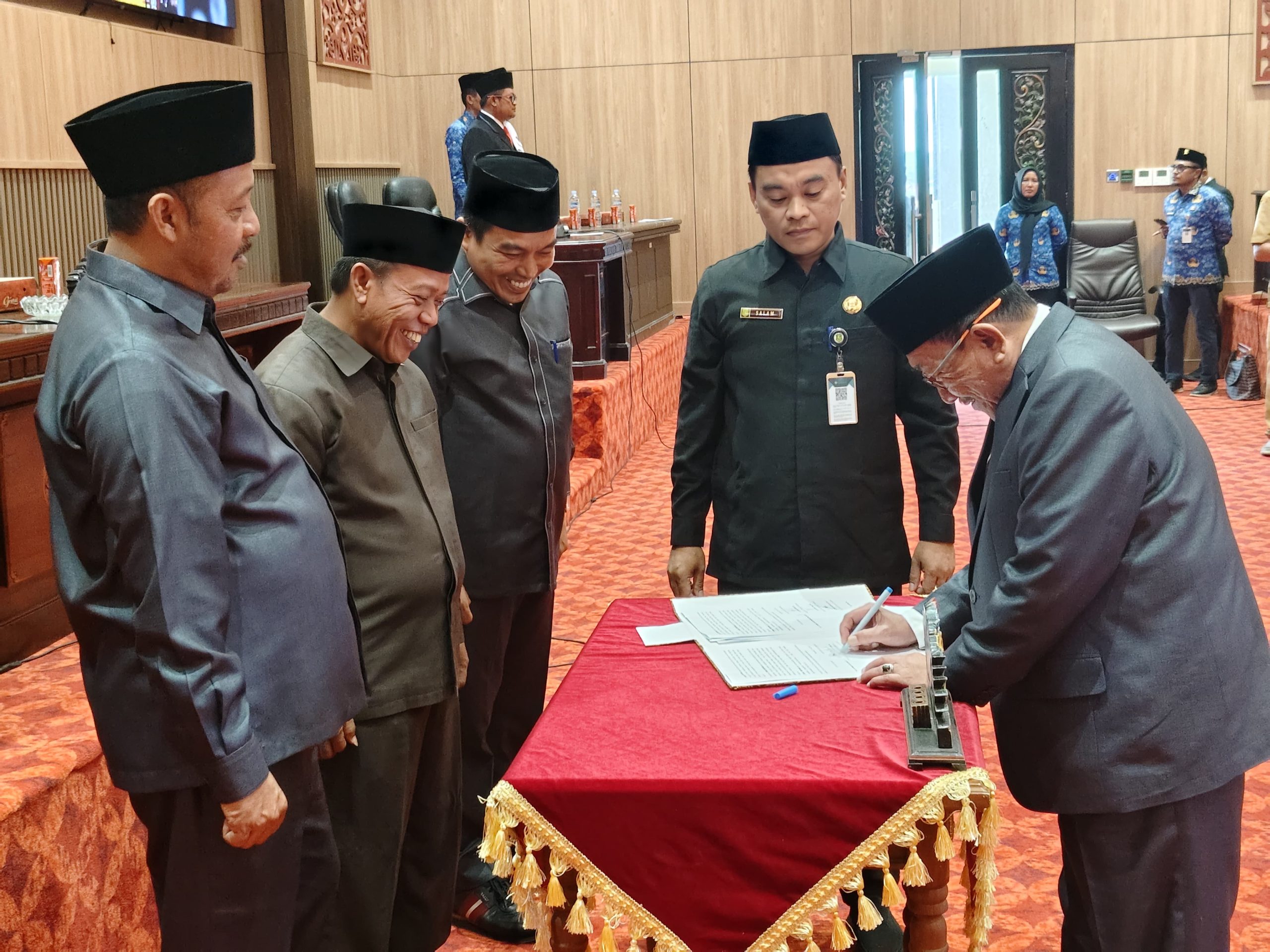 RAPAT PARIPURNA. Penandatanganan dokumen hasil sinkronisasi anggaran oleh pimpinan DPRD Sumenep dalam rapat paripurna, disaksikan oleh sejumlah anggota dewan, Senin (2/6/2025). (Istimewa for MaduraPost)