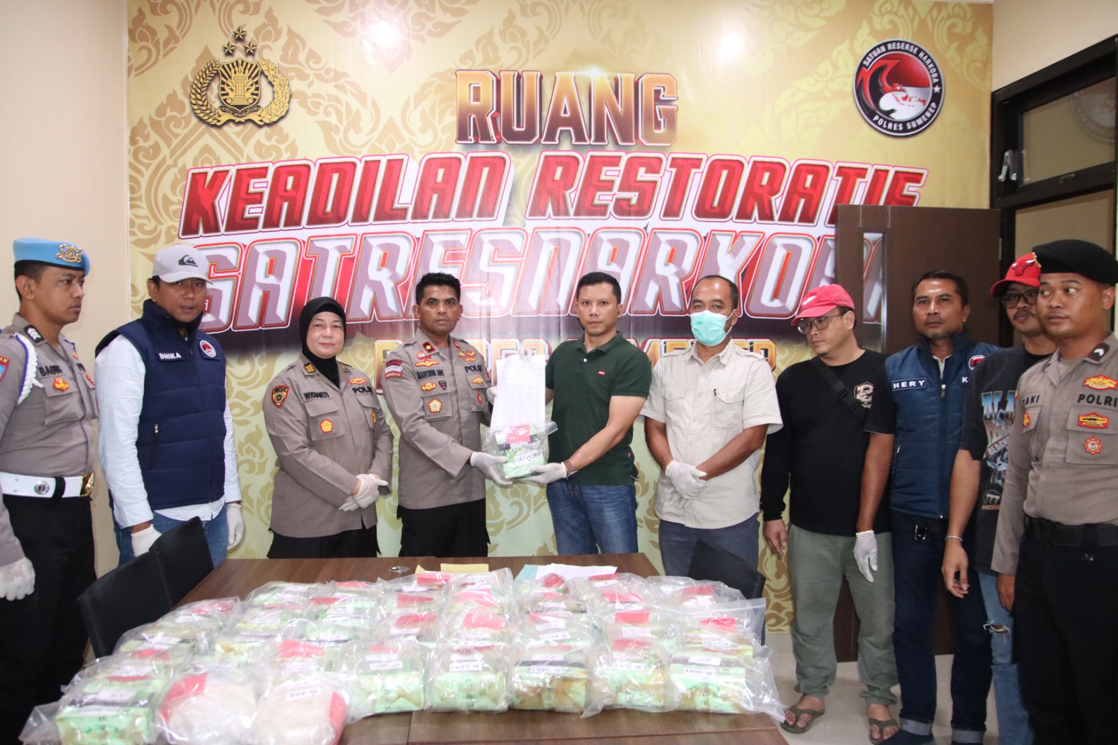 SIMBOLIS. Potret penyerahan barang bukti sabu seberat 52 kilogram hasil temuan di Masalembu, Sumenep, kepada petugas Ditresnarkoba Polda Jatim. (Istimewa for MaduraPost)