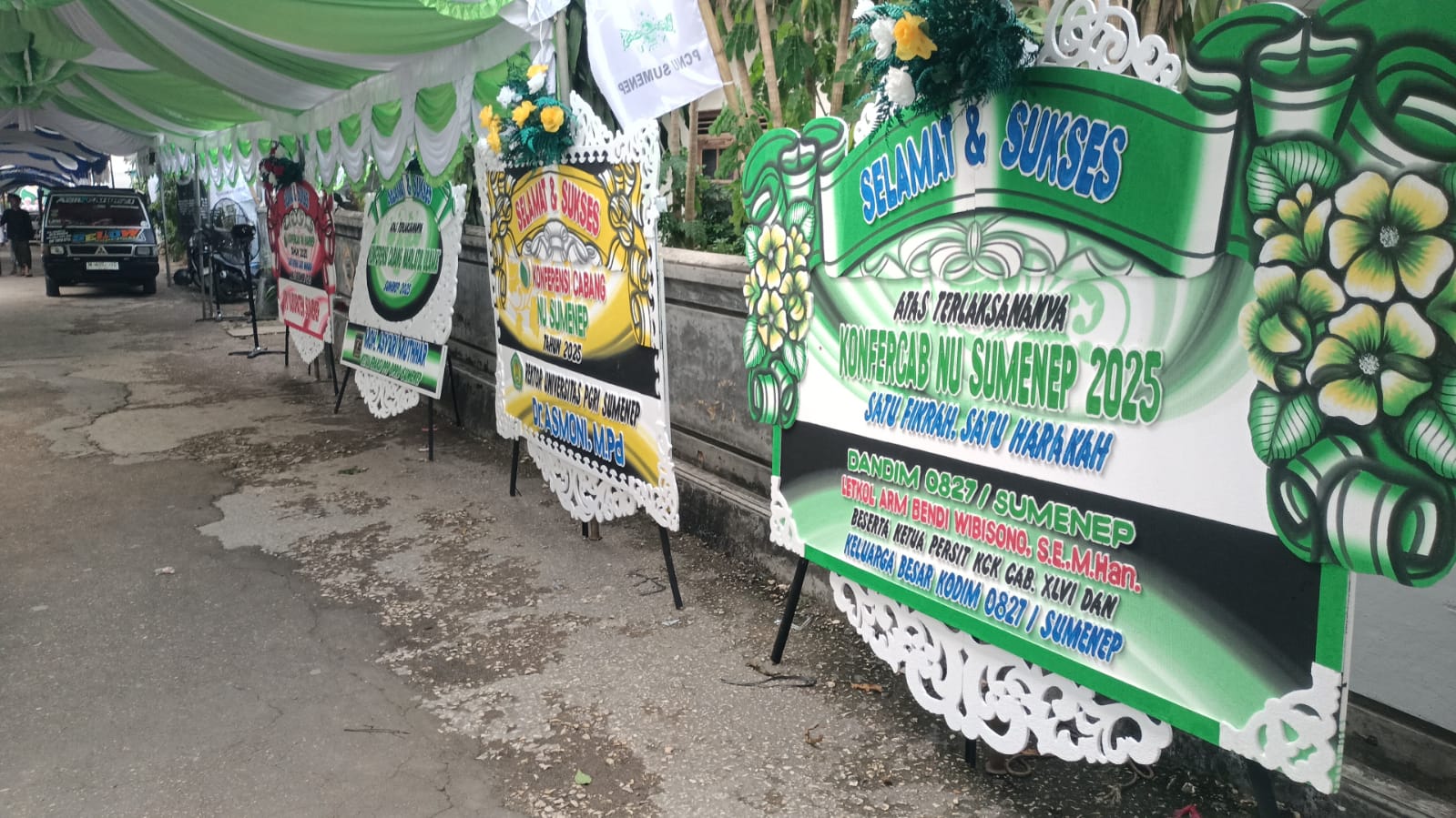 RAMPUNG. Deretan papan ucapan menghiasi area menuju lokasi Konfercab NU Sumenep 2025 di Pesantren Annuqayah. (Istimewa for MaduraPost)
