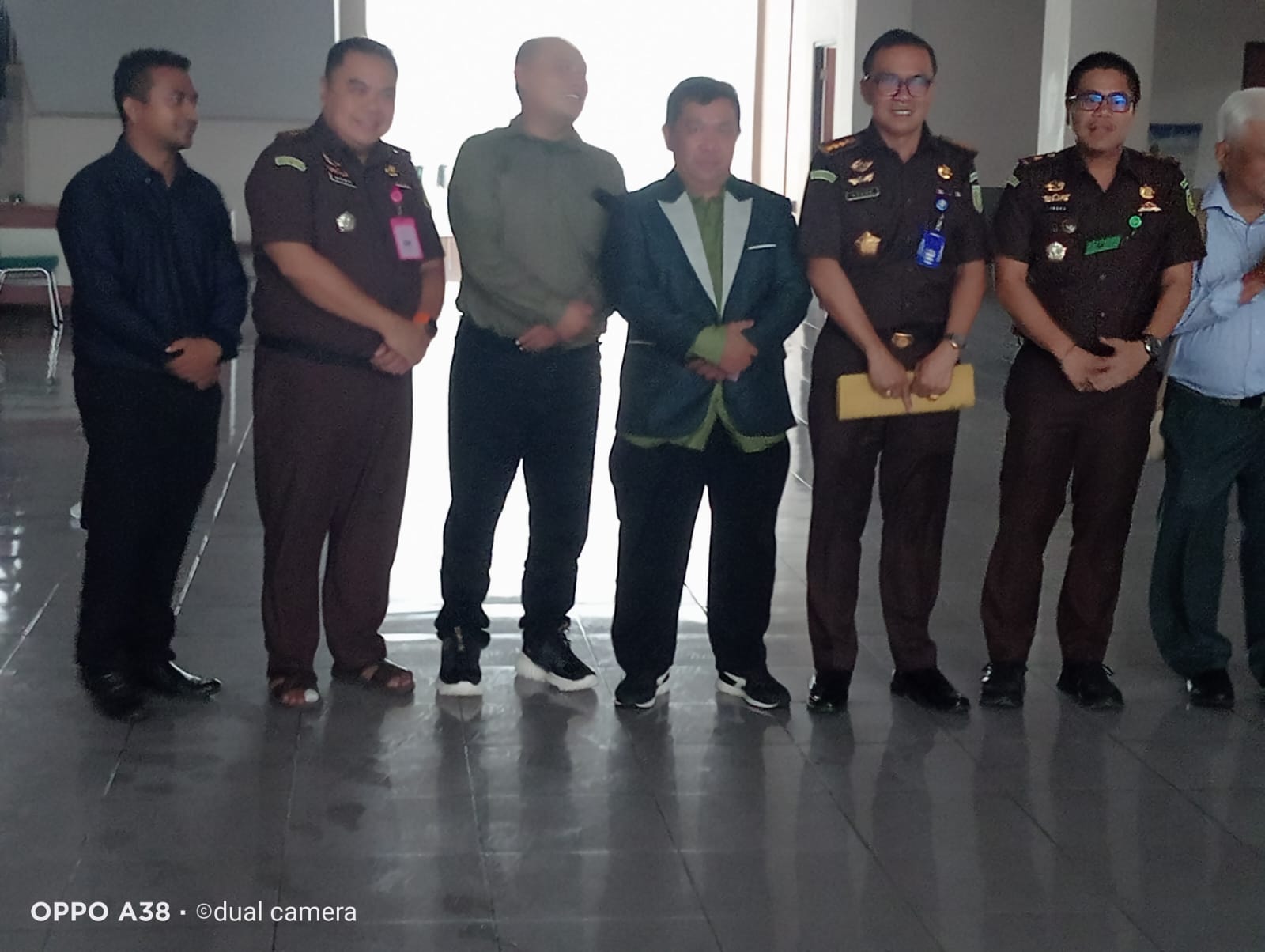 SIMBOLIS. Rektor Uniba Madura Prof. Rachmad Hidayat bersama Plt Kajari Sumenep Dr. I Ketut Kasna Dedi saat menghadiri kuliah umum HAKORDIA 2025 di Kampus Uniba Madura. (Istimewa for MaduraPost)