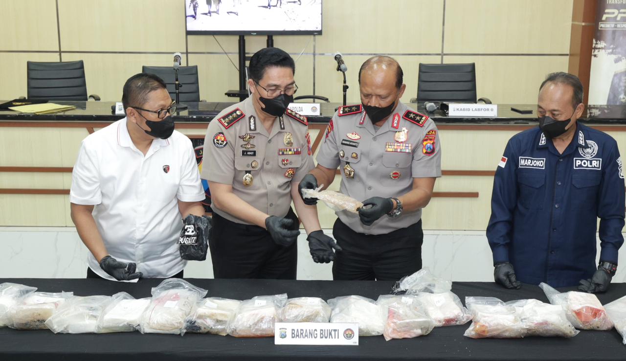 JUMPA PERS. Polda Jatim menunjukkan barang bukti 22 paket kokain hasil uji laboratorium terkait temuan 27,83 kilogram narkotika di pesisir Giligenting, Sumenep. (Humas Polres Sumenep/MaduraPost)