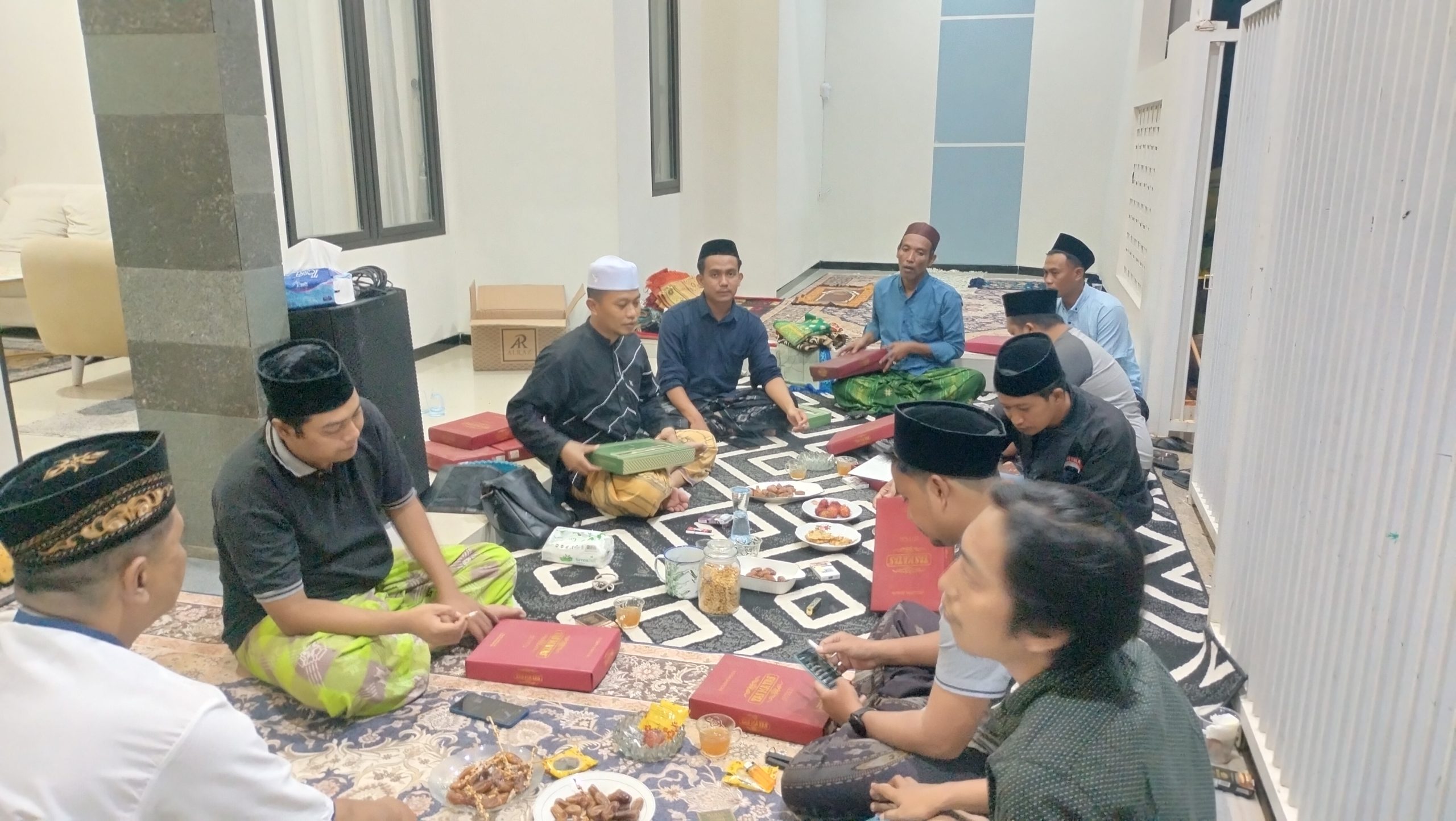 KEGIATAN. Potret wartawan bersama LBH Achmad Madani Putra dan Rekan-Rekan di Desa Kolor, Sumenep, Sabtu (7/3/2026). (M.Hendra.E/MaduraPost)