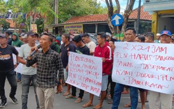 Masyarakat Larangan Badung Demo PLN UP3 Pamekasan