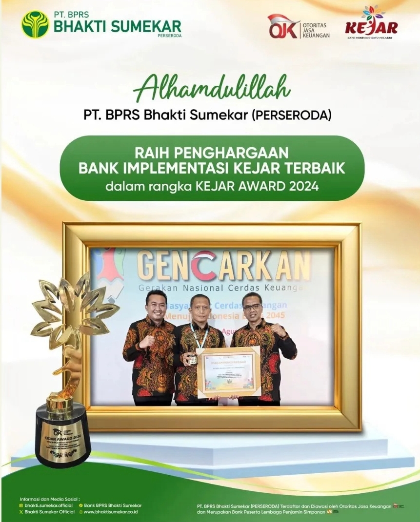 PAMFLET. Potret Direktur Utama BPRS Bhakti Sumekar, Hairil Fajar (tengah), saat meraih penghargaan dari OJK sebagai Bank Perekonomian/Bank Pembiayaan Rakyat Syariah terbaik 2024. (Istimewa for MaduraPost)
